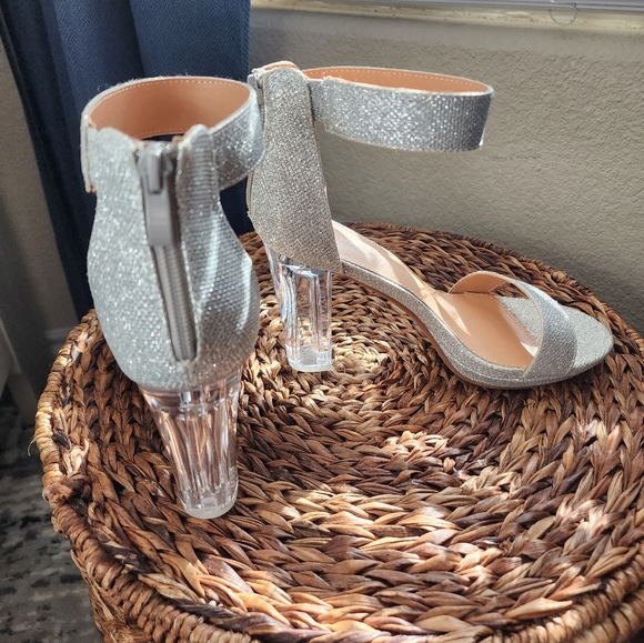 Silver heels - Picture 3 of 6